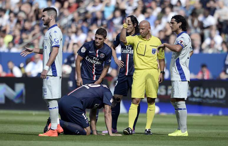 Ibrahimovic sentiu lesão no quadril ainda no primeiro tempo