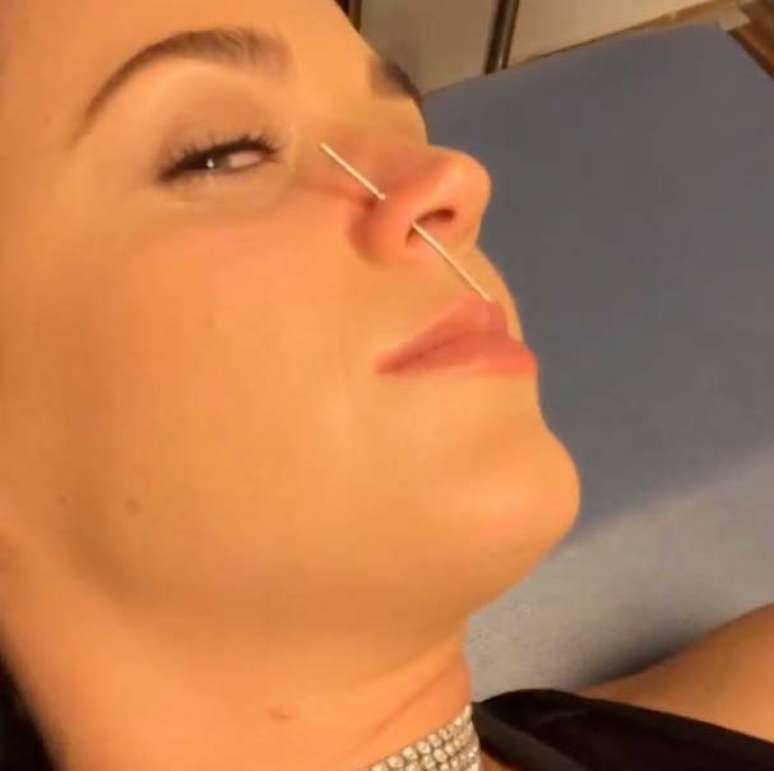 <p>Cantora j&aacute; tinha furado o nariz aos 15 anos</p>