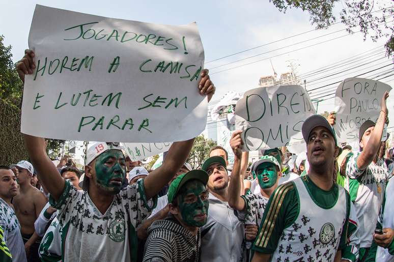 Palmeirenses protestam em frente à Academia de Futebol