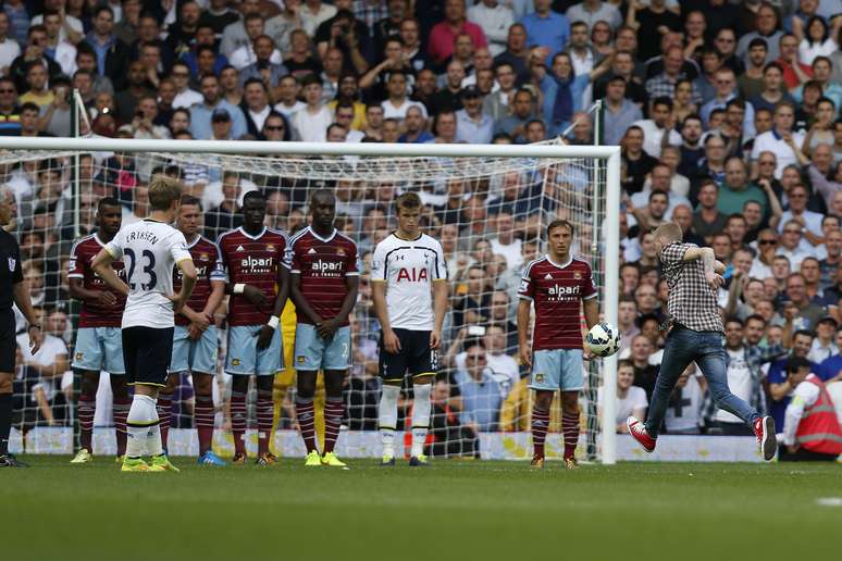 Torcedor invade campo para cobrar técnico após empate do Newcastle