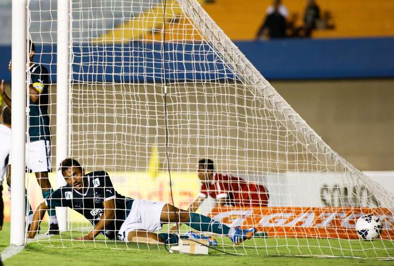 Pedro Henrique se assusta com falha de Renan e, ao tentar cortar cruzamento, marca gol contra