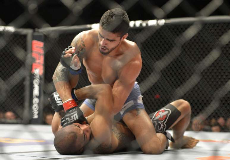 <p>Thiago Tavares dominou&nbsp;Robbie Peralta</p>