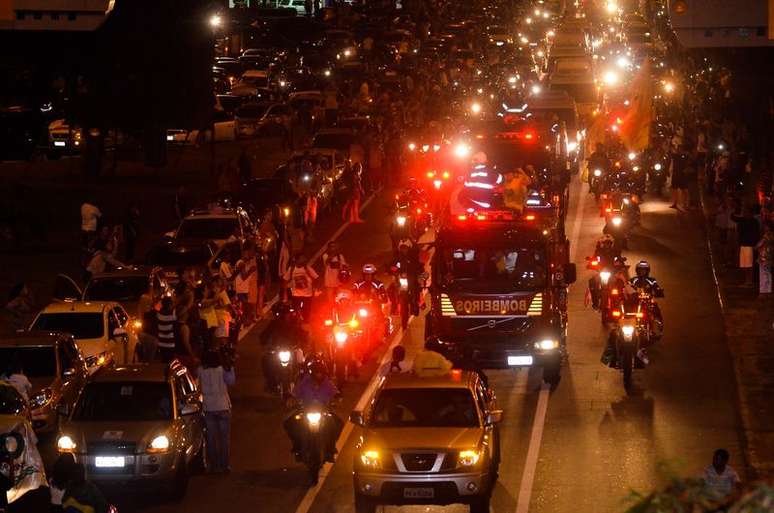 Uma multidão acompanhou o cortejo fúnebre de Eduardo Campos e sua equipe no fim da noite de sábado e início da madrugada deste domingo