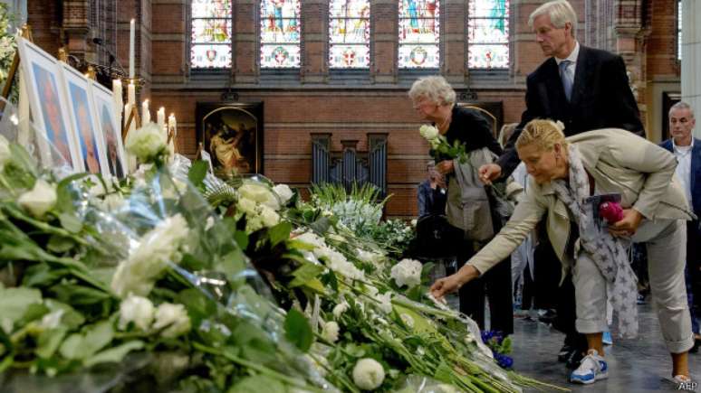 Tragédia do MH17 completa um mês, e muitos dos corpos das vítimas sequer foram encontrados