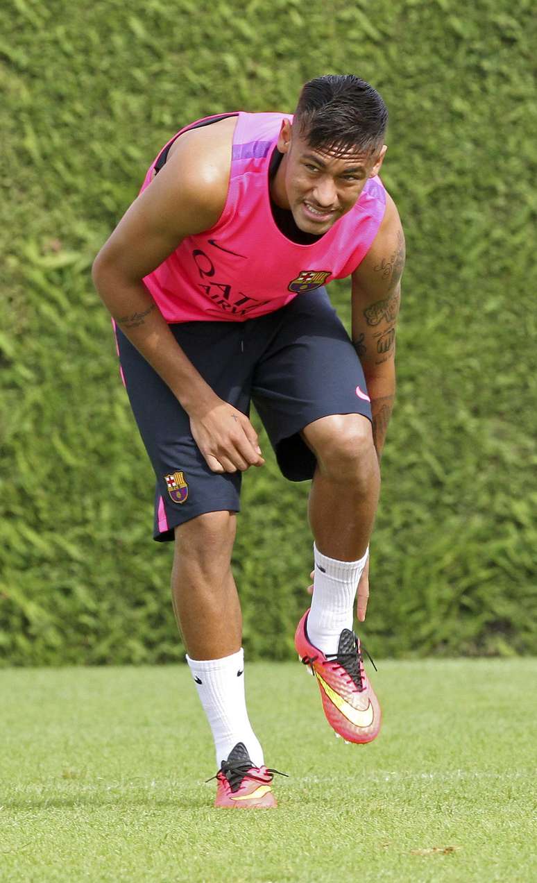 Neymar já treina normalmente com companheiros de Barcelona, mesmo sem alta médica da lesão na coluna