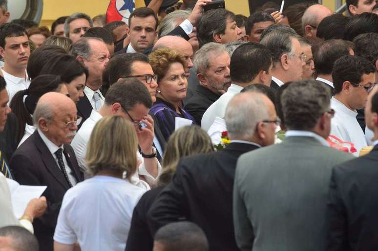 Presidente Dilma Rousseff acompanha o velório de Eduardo Campos ao lado do ex-presidente Luis Inácio Lula da Silva