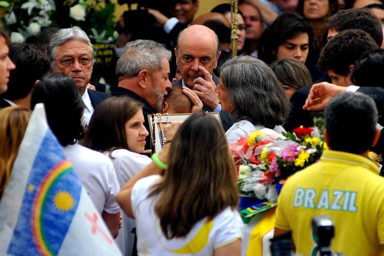 Lula carrega o filho mais novo de Eduardo Campos, Miguel, de seis meses