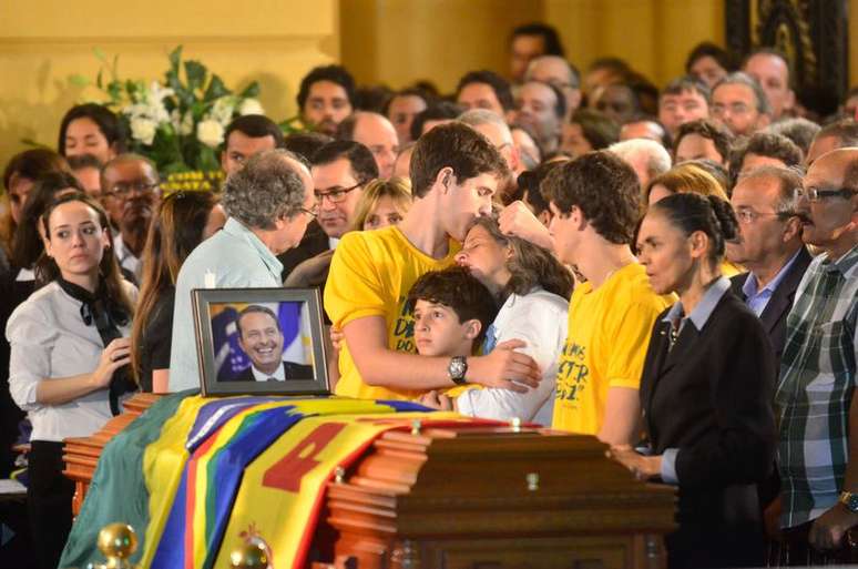 <p>Familiares ficam ao redor do corpo de Eduardo Campos</p>