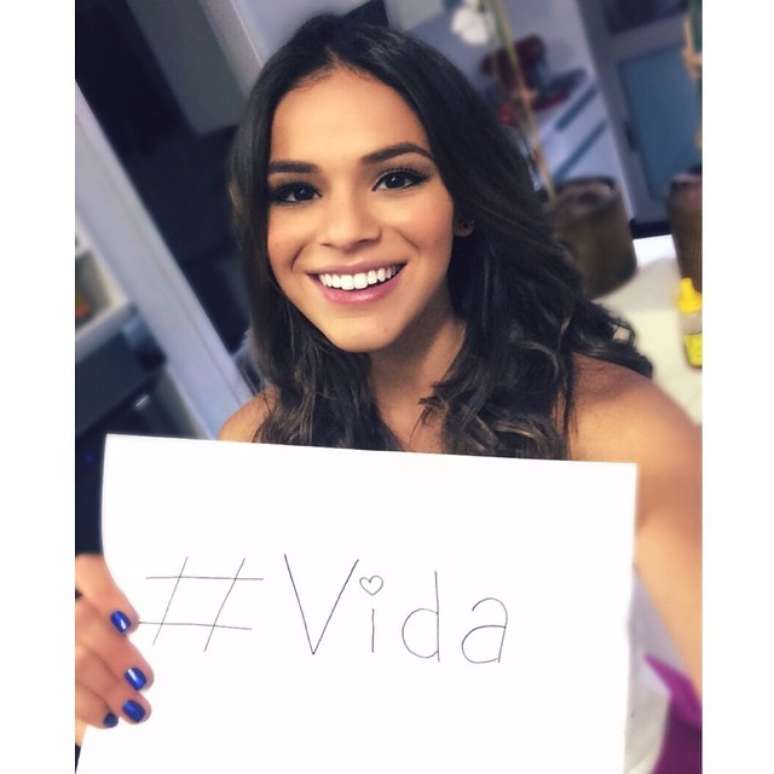 Bruna Marquezine fez um selfie com dentes brancos de dar inveja