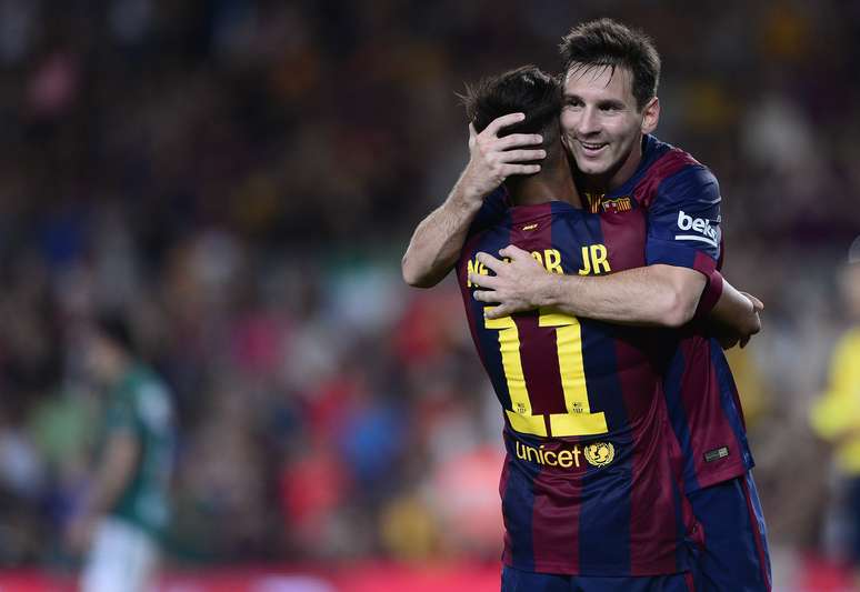 <p>Messi abra&ccedil;a Neymar ap&oacute;s receber assist&ecirc;ncia do brasileiro para marcar o primeiro gol do Barcelona contra o Le&oacute;n; time espanhol venceu por 6 a 0</p>