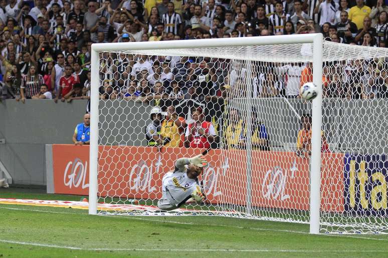 <p>Cobrança de Fred foi para longe do gol</p>