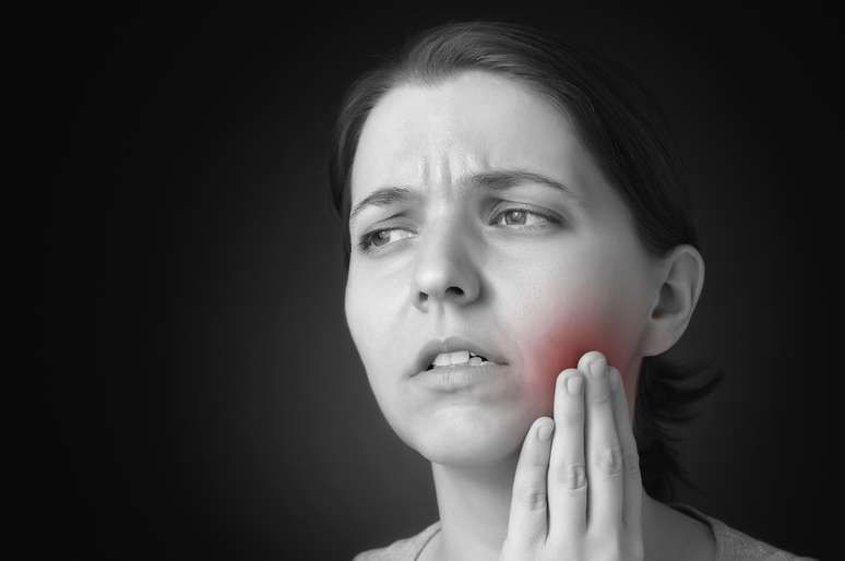 El absceso dental se caracteriza por un diente infectado