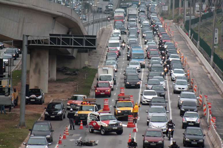 Acidente na marginal provocou congestionamento na manhã desta segunda