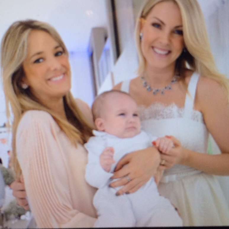 <p>Em uma cerim&ocirc;nia &iacute;ntima realizada no &uacute;ltimo domingo (17),&nbsp;Ana&nbsp;Hickmann batizou o filho Alexandre, fruto do seu casamento com o empres&aacute;rio Alexandre Correa. Ticiane Pinheiro e a filha Rafinha Justus marcaram presen&ccedil;a e fizeram muitas fotos com os anfitri&otilde;es</p>