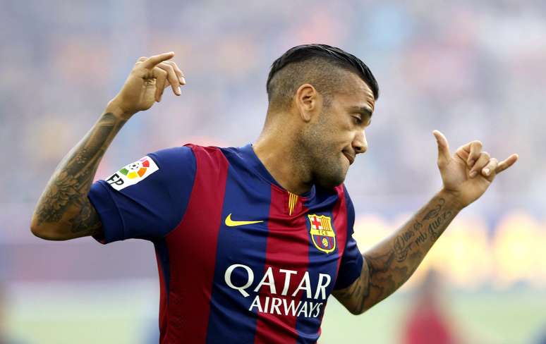 <p>Daniel Alves j&aacute; poderia assinar com outro clube em janeiro de 2015</p>