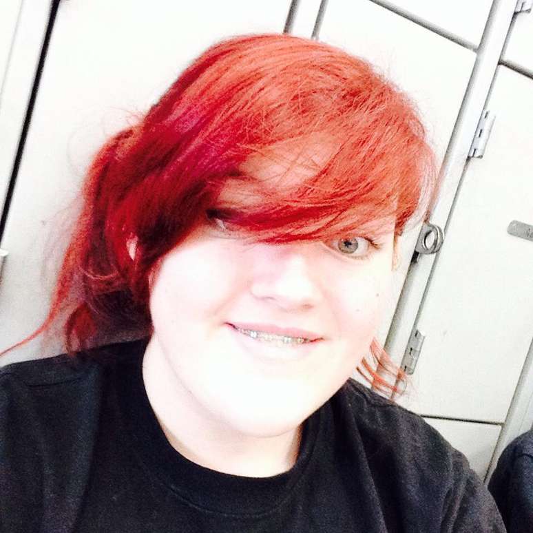 Adolescente foi expulsa de aula por cabelos tingidos de vermelho