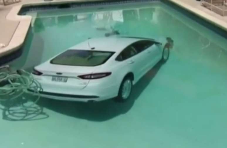 <p>Carro mergulhou em piscina ap&oacute;s motorista de 85 anos perder&nbsp;o controle da dire&ccedil;&atilde;o</p>