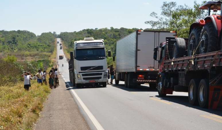 <p>Uma fila de carros se formou com aqueles que não aceitaram dar dinheiro</p>