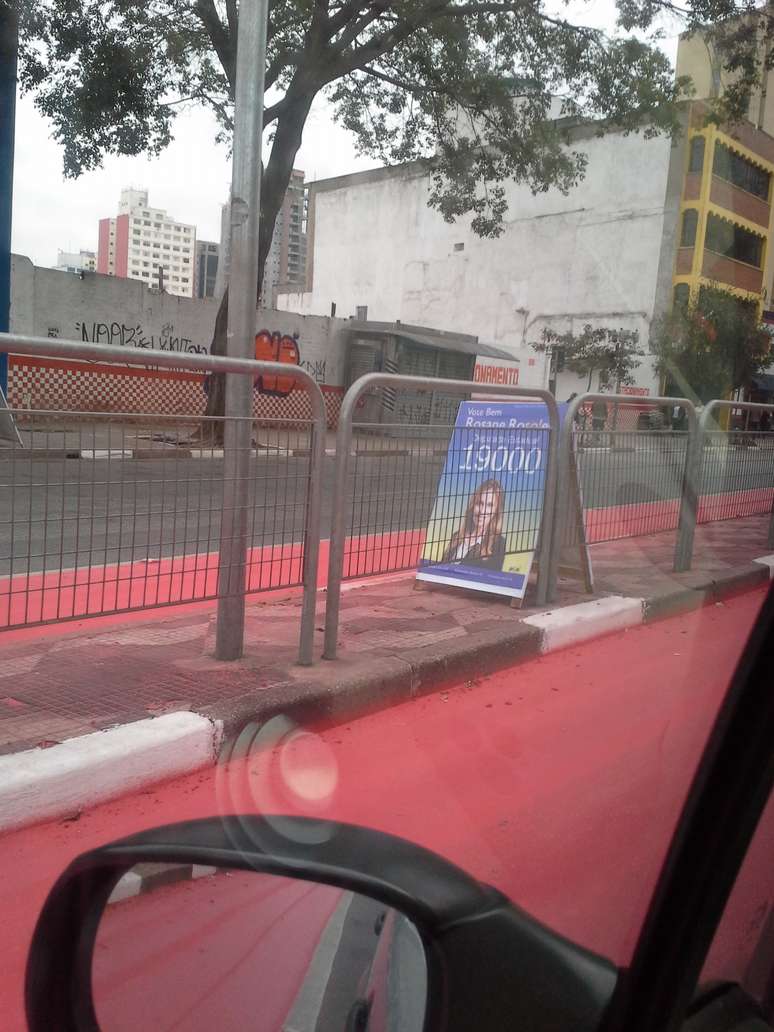 <p>Propaganda atrapalha passagem de pedestres em calçada no bairro da Liberdade, na capital; imagem registrada na última sexta-feira</p>