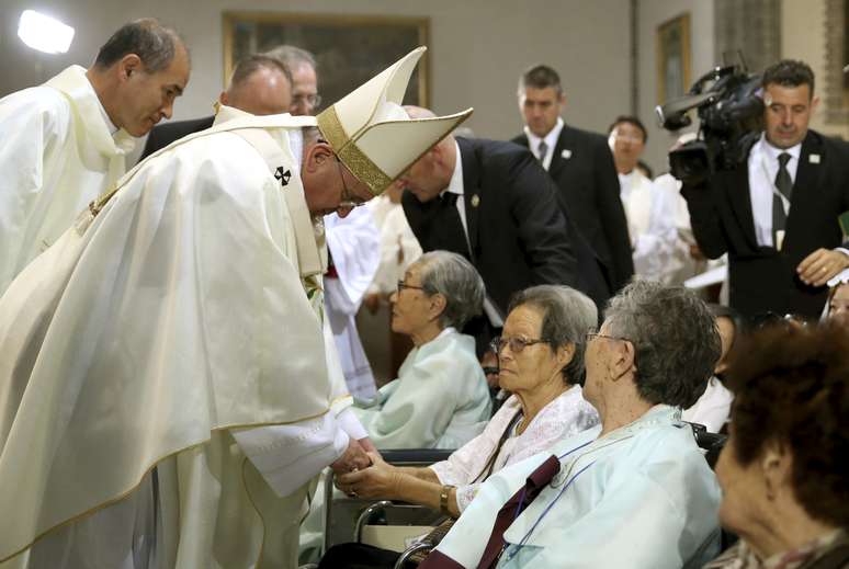 Papa Francisco cumprimenta mulheres que foram forçadas à escravidão sexual pelos militares japoneses durante a Segunda Guerra Mundial