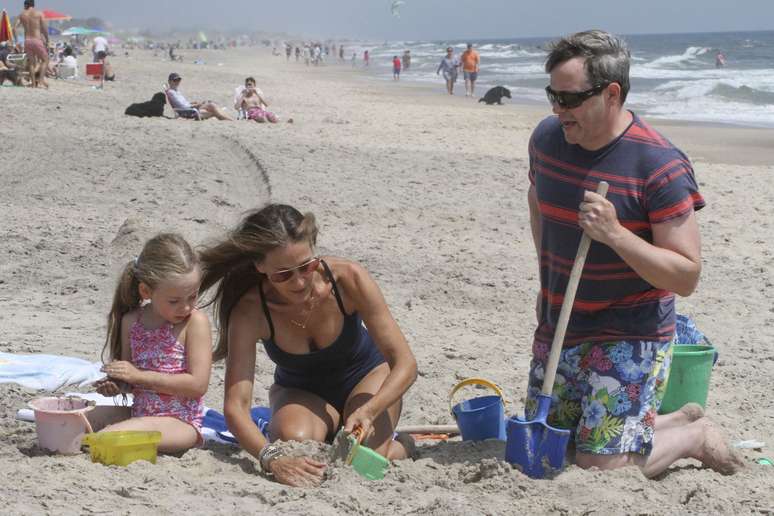 Sarah Jessica Parker foi clicada em um momento família na praia de Montauk, em Nova York. Aos 49 anos, a atriz mostrou boa forma ao lado do marido, o também ator Matthew Broderick, e da filha
