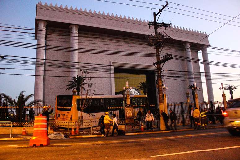 O coletivo invadiu a área do templo da Igreja Universal