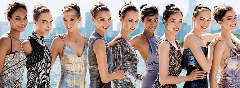 <p>Capa dobr&aacute;vel da Vogue traz modelos que est&atilde;o em destaque no momento</p>