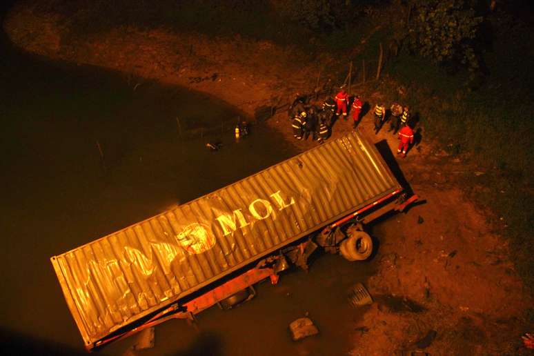 Carreta caiu em represa e motorista não sobreviveu