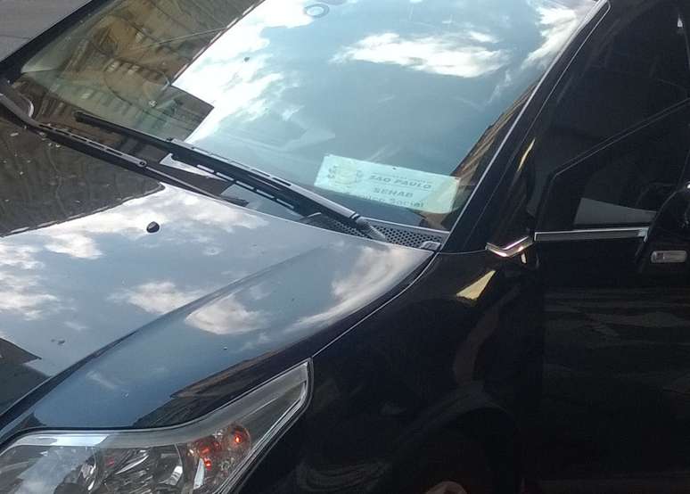 Papel afixado no carro exibia a identificação da Sehab