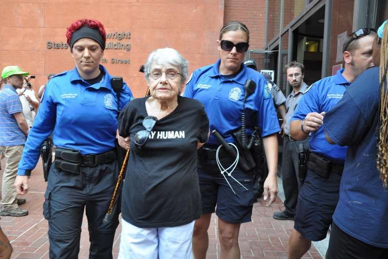 <p>Hedy Epstein é detida por policiais durante manifestação em Ferguson</p>