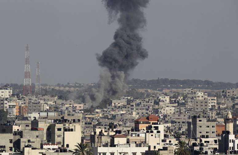 <p>Fumaça é vista em Gaza após ataque israelense, em 19 de agosto </p>