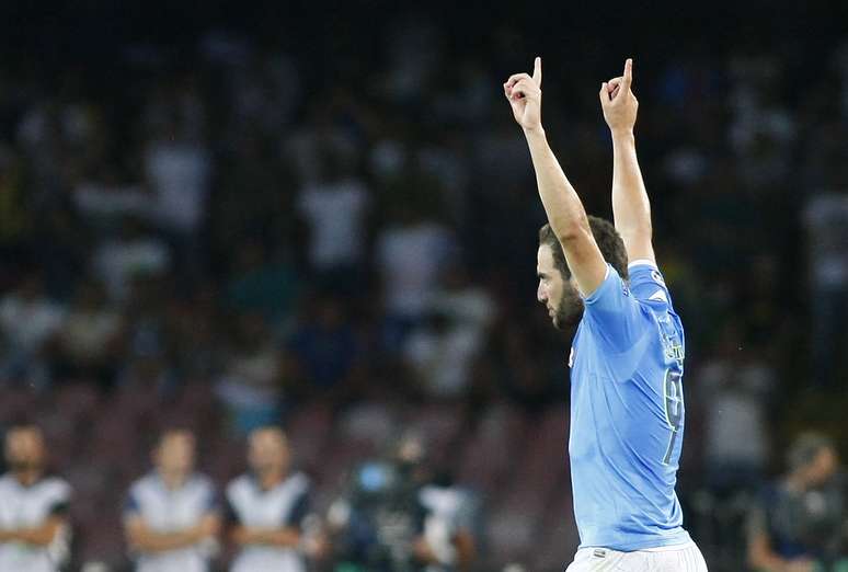 Higuain comemora o gol de empate do Napoli