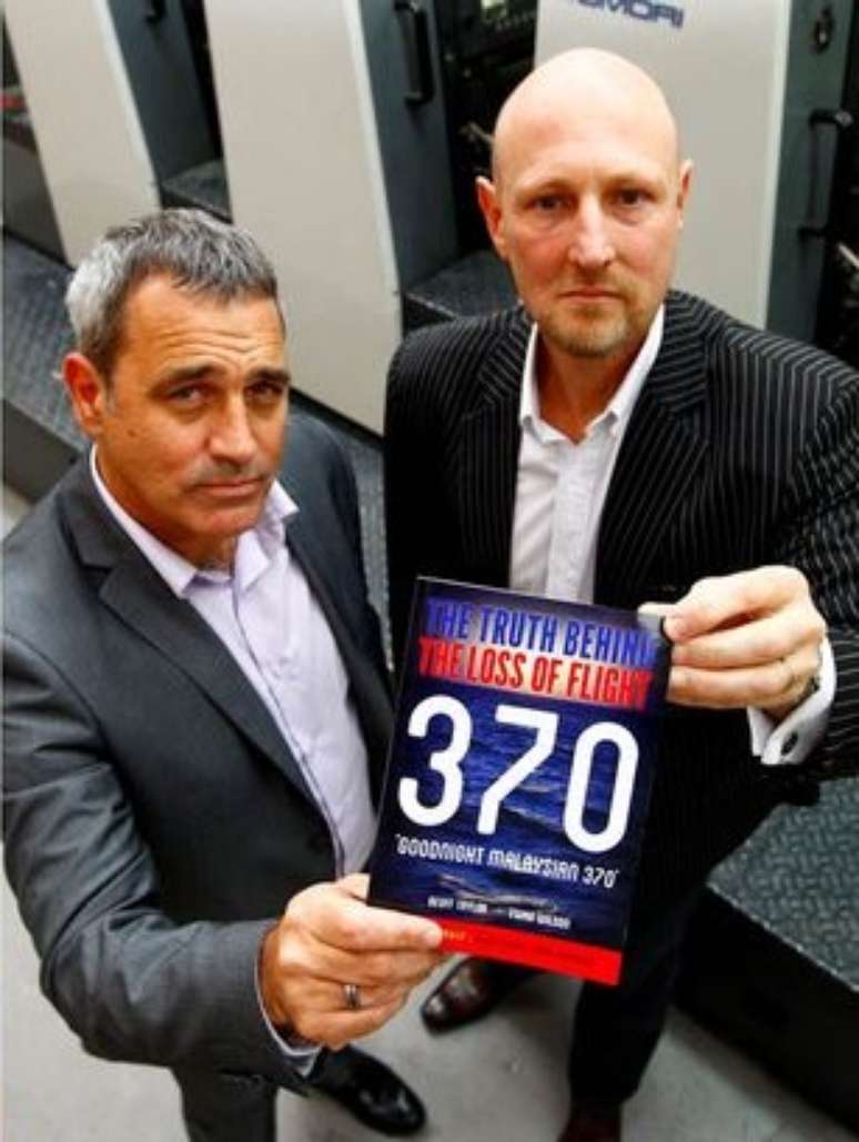 <p>Geoff Taylor e Ewan Wilson mostram o livro "Good night Malaysian 370"</p>
