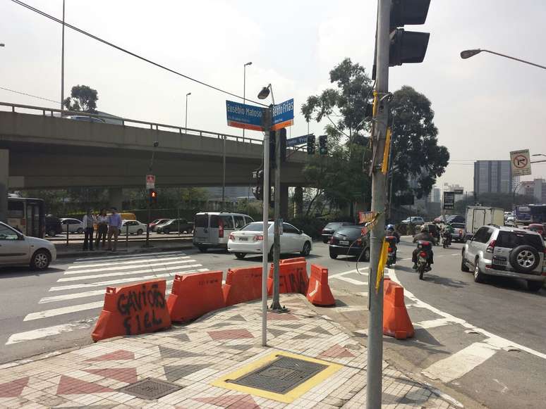 <p>Malotões da CET obstruem travessia de pedestres em Pinheiros</p>
