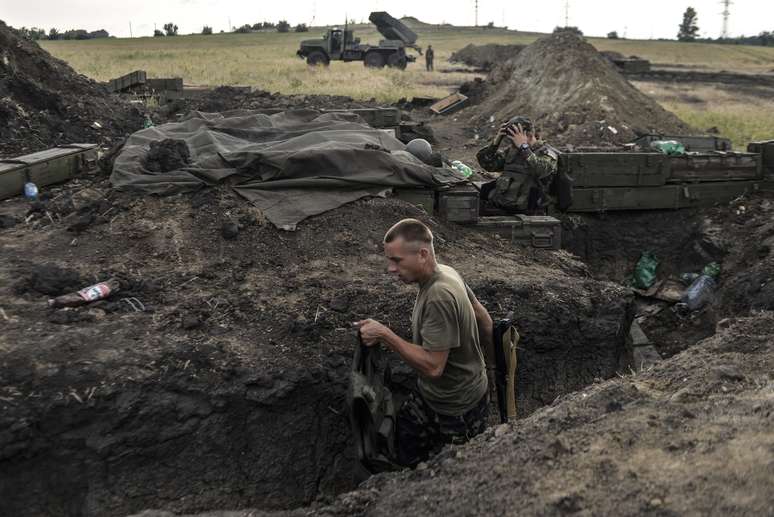 Soldados ucranianos andam em trincheiras no leste do país, que passa por confrontos violentos desde o início deste ano 