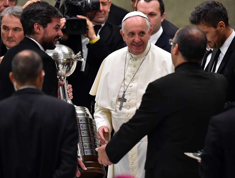 <p>No mês passado, Papa recebeu uma cometiva do San Lorenzo e recebeu presente uma réplica da taça da Libertadores da América, título recém conquistado pelo time</p>