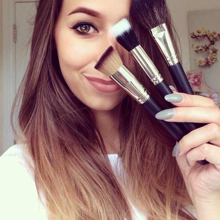 A maquiadora Laura Jenkinson passou o &uacute;ltimo ano usando o pr&oacute;prio queixo como tela, criando incr&iacute;veis desenhos de personagens conhecidos. A artista usa t&eacute;cnicas de maquiagem teatral para criar pinturas como Shrek, Diabo da Tasm&acirc;nia e Pernalonga ao redor dos l&aacute;bios, o que torna a imagem ainda mais realista