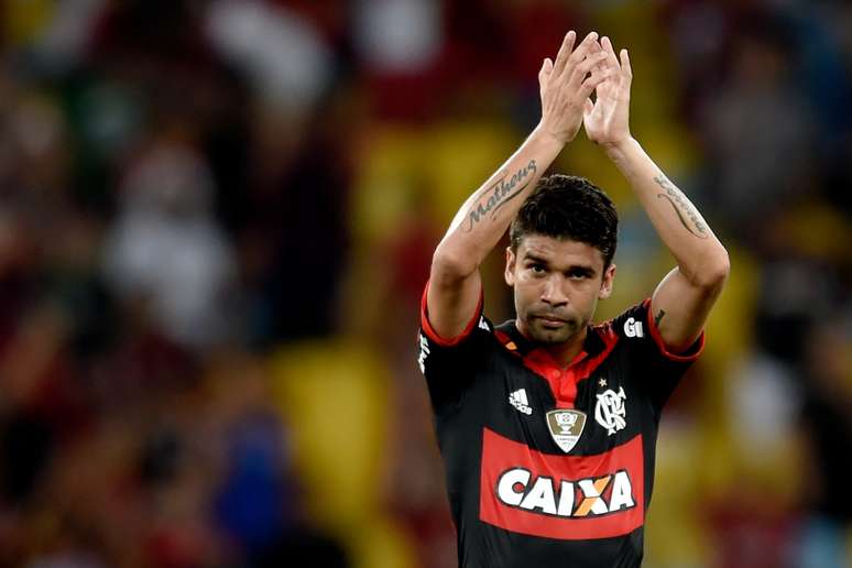 <p>Aos poucos, Eduardo da Silva conquista torcida rubro-negra</p>