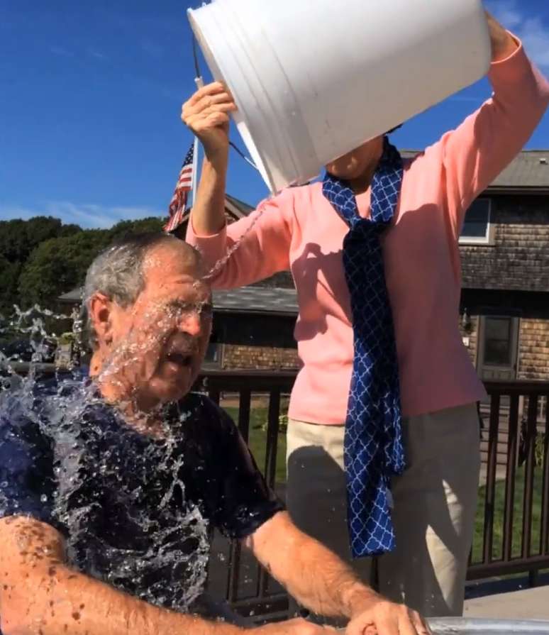 <p>Bush levou um balde de água fria da própria esposa</p>