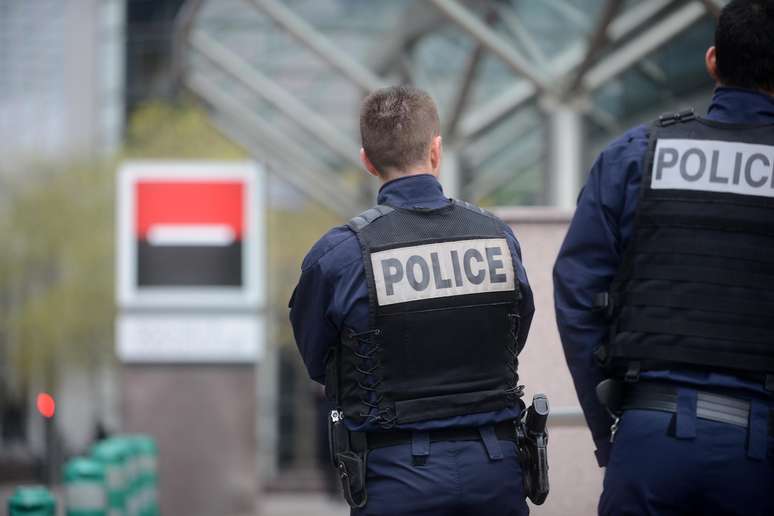 Polícia francesa prendeu duas adolescentes por estarem planejando lutar pela jihad na Síria