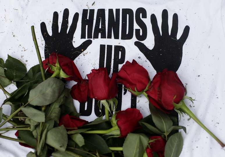 <p>Rosas e camiseta lembrar a morte do jovem negro: a expressão Hands Up tornou-se símbolo dos protestos</p>