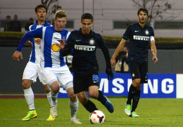 Hernanes tenta jogada durante vitória da Inter de Milão na Liga Europa