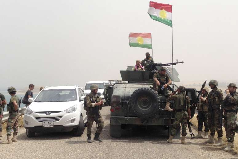 <p>Combatentes curdos ficam de guarda na Represa de Mossul, no norte do Iraque, em 19 de agosto</p>