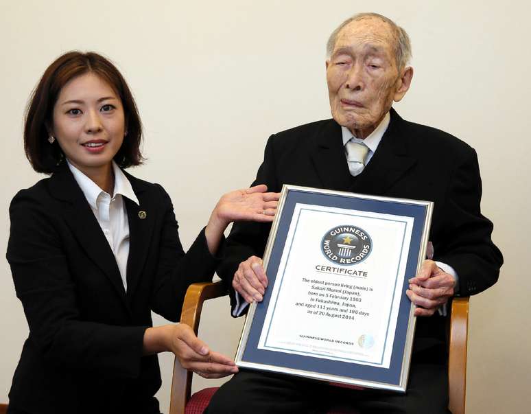 O japonês Sakari Momoi, aos 111 anos de idade, foi reconhecido nesta quarta-feira em Tóquio como o homem vivo mais velho do mundo