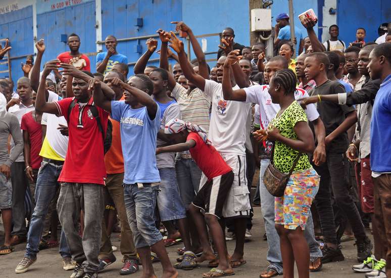 Moradores de um bairro fechado por contaminação pelo Ebola fizeram protestos nesta quarta-feira