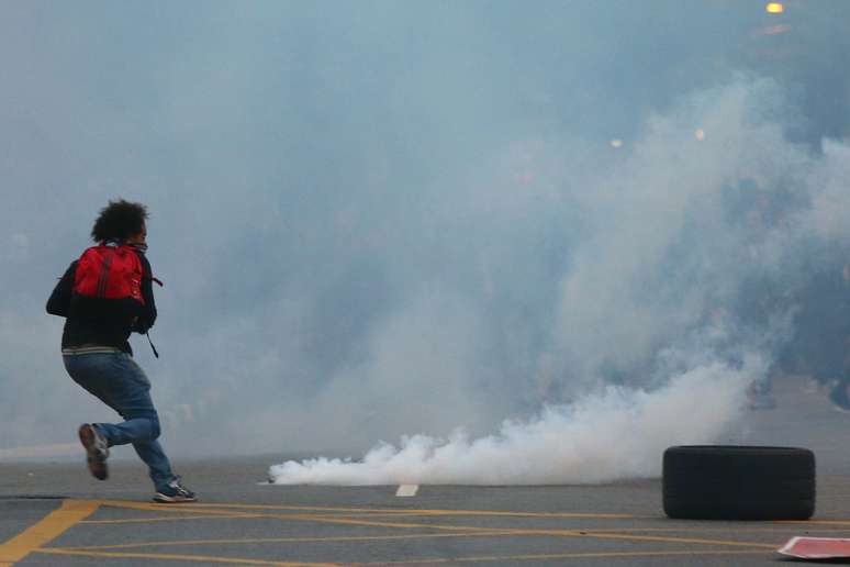 Foram lançadas bombas de efeito moral e gás lacrimogêneo no local do protesto