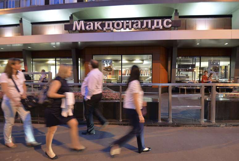 <p>Pessoas passam por uma unidade do McDonald&acute;s fechada no centro de Moscou em 20 de julho</p>
