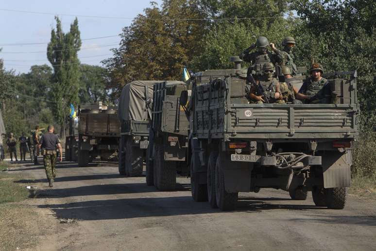 <p>Um comboio militar ucraniano &eacute; visto em um posto de controle na regi&atilde;o de Lugansk em 20 de agosto</p>