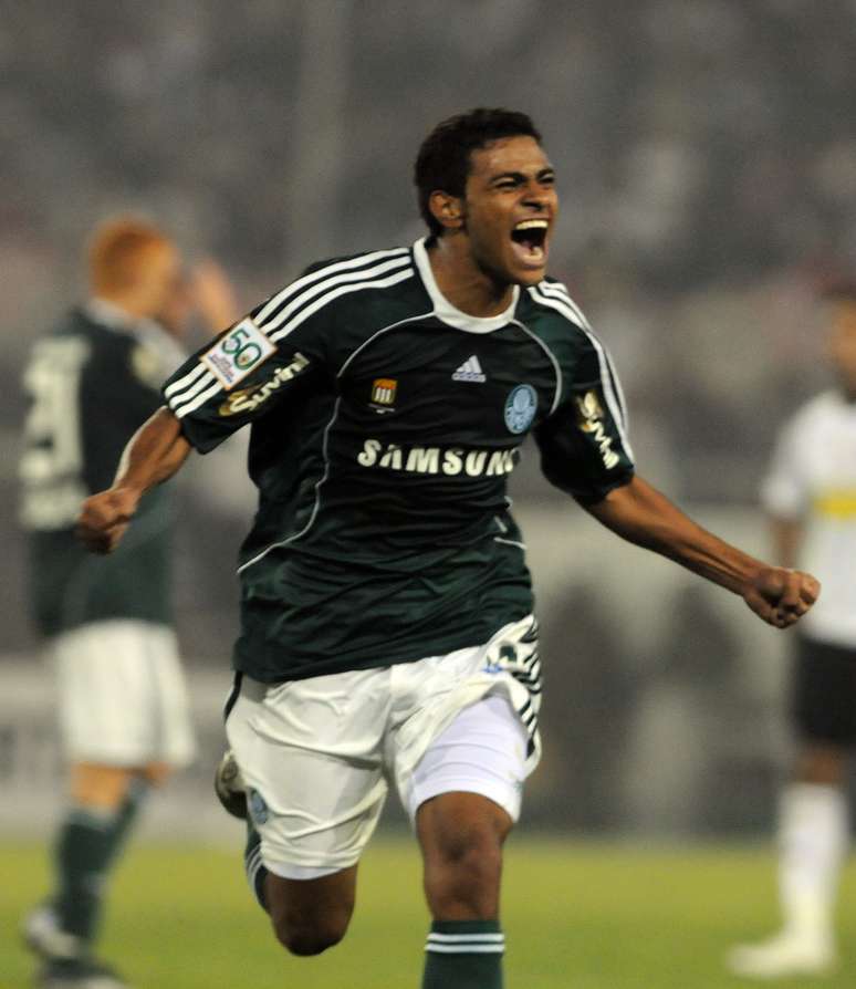 Cleiton Xavier é sempre lembrado pelo golaço na Libertadores