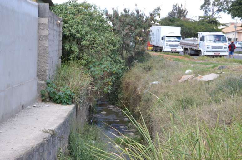 <p>O canal foi aberto às margens de uma avenida do bairro Jurema</p>